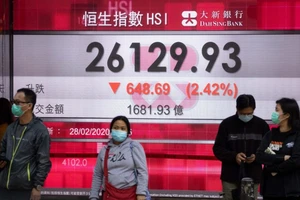 Một bảng điện tử hiển thị giao dịch của chỉ số Hang Seng của thị trường Hong Kong. Ảnh: AFP