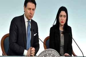 Thủ tướng Ý Giuseppe Conte và Bộ trưởng Giáo dục Công cộng Lucia Azzolina phát biểu trong cuộc họp báo tại Rome ngày 4-3. Ảnh: AFP