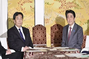 Thủ tướng Nhật Shinzo Abe (phải) gặp lãnh đạo đảng Dân chủ lập hiến (CDP) Yukio Edano ngày 4-3. Ảnh: THE JAPAN TIMES