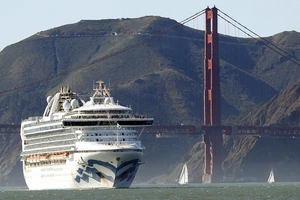 Tàu Grand Princess đi ngang qua Cầu Cổng Vàng tại bang California (Mỹ) trong hành trình đi đến Hawaii. Ảnh: AP