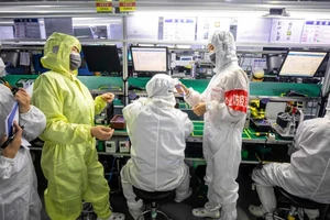 Chuyên gia bào chế vaccine COVID-19 tại ĐH Bắc Kinh (Trung Quốc) ngày 28-2. Ảnh: AFP