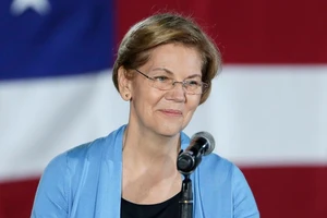 Ứng viên Elizabeth Warren phát biểu trong buổi vận động tranh cử ở bang Michigan ngày 3-3. Ảnh: CNN