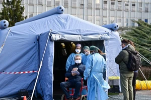 Nhân viên y tế thăm khám một bệnh nhân ở khu vực cách ly TP Milan (Ý) ngày 2-3. Ảnh: AFP