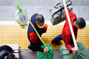 Những người lao động nhập cư đến Bắc Kinh từ TP Trùng Khánh hôm 26-2 để trở lại làm việc. Ảnh: TÂN HOA XÃ