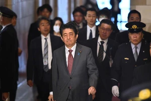 Thủ tướng Nhật Bản Shinzo Abe chuẩn bị tiến vào khu vực họp báo ngày 5-3. Ảnh: AFP