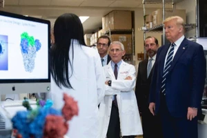 Tổng thống Donald Trump (phải) thăm trụ sở Trung tâm Kiểm soát và Phòng ngừa dịch bệnh Mỹ ngày 6-3. Ảnh: ABC