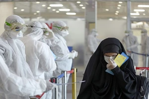 Một phụ nữ trở về từ tâm dịch Qom đang được kiểm tra y tế. Ảnh: AP chụp ngày 5-3 