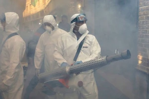 Nhân viên y tế khử trùng một trung tâm thương mại ở thủ đô Rome ngày 1-3. Ảnh: AFP