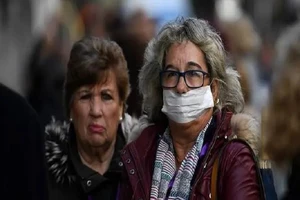 Chỉ một người phụ nữ mang khẩu trang khi đi lễ nhà thờ ở thủ đô Madrid hôm 6-3. Ảnh: AFP