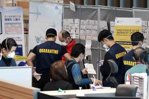 Số ca nhiễm COVID-19 ở Hàn Quốc gần chạm mốc 7.500 người khi nước này xem xét mở rộng lệnh hạn chế nhập cảnh để phòng dịch. Ảnh: YONHAP