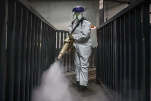 Nhân viên y tế khử trùng một cầu vượt ở TP New York hôm 8-3. Ảnh: CNN