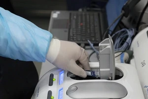 Singapore vẫn xét nghiệm miễn phí nhưng sẽ thu phí điều trị đối với bệnh nhân nhiễm COVID-19 là người nước ngoài. Ảnh: SCMP