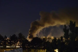 Các phạm nhân phóng hỏa nhà tù Dozza ở TP Bologna, vùng Emilia-Romagna (Ý) phản đối chính sách phòng dịch COVID-19 của chính phủ. Ảnh: RT