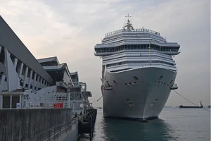 Tàu du lịch Costa Fortuna phải neo ở Singapore sau khi bị hai nước từ chối cho cập cảng. Ảnh: SOUTH CHINA MORNING POST