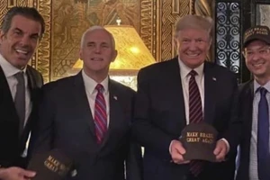 Ông Fabio Wajngarten (phải) trong tấm ảnh chụp chung với Tổng thống Mỹ Donald Trump và Phó Tổng thống Mike Pence. Ảnh: CNBC