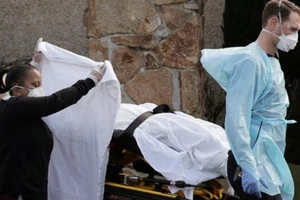 Một nạn nhân tử vong do nhiễm COVID-19 ở bang California (Mỹ) hôm 10-3. Ảnh: AFP