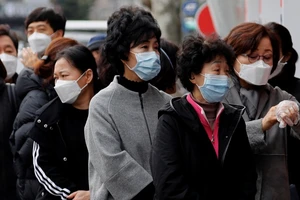 CDC (Mỹ) khuyến cáo người dân chỉ nên đeo khẩu trang khi bị ốm và khi tiếp xúc với người ốm. Ảnh: REUTERS