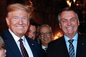 Tổng thống Mỹ Donald Trump (trái) chụp hình chung với người đồng cấp Brazil Jair Bolsonaro hôm 7-3. Ảnh: AFP
