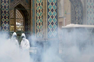 Nhân viên y tế tiến hành khử trùng tại một khu vực ở thủ đô Tehran, Iran. Ảnh: REUTERS