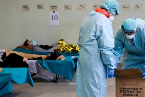 Lều cách ly dã chiến ở Đông Bắc TP Milan ngày 9-3. Ảnh: AFP