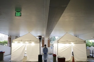 Một lều lớn được dựng lên trong bãi đậu xe của bệnh viện để điều trị bệnh nhân COVID-19 tại bang Maine (Mỹ). Ảnh: AP