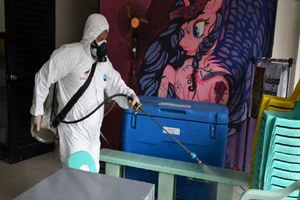 Một nhân viên y tế đang tiến hành khử trùng tại thù đô Manila, Philippines. Ảnh: CNN