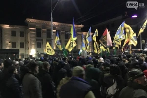 Hiện trường cuộc biểu tình ngày 14-3 trước Đại sứ quán Nga tại Kiev. Ảnh: RFE