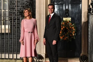 Thủ tướng Tây Ban Nha Pedro Sanchez cùng Phu nhân Begona Gomez trong chuyến thăm Anh tháng 12-2019. Ảnh: AFP
