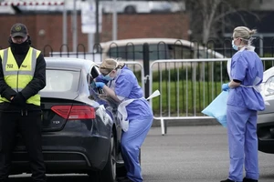 Một nhân viên y tế tiến hành đo thân nhiệt tài xế ở thủ đô London, Anh ngày 12-3. Ảnh: BBC