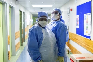 Nhân viên y tế thuộc đơn vị cách ly đặc biệt bệnh viện ở thị trấn Tygerberg, Nam Phi (Ảnh chụp ngày 11-3). Ảnh: AFP 