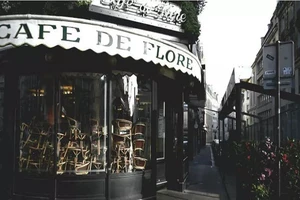 Một quán cà phê tại khu phố Saint-Germain-des-Prés, Quận 6, Paris đóng cửa từ ngày 14-3 do yêu cầu từ Chính phủ. Ảnh: AFP