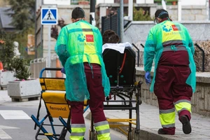 Nhân viên y tế di chuyển một bệnh nhân COVID-19 ở Madrid, Tây Ban Nha ngày 17-3. Ảnh: REUTERS