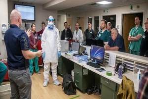 Đội phản ứng đặc biệt của Lực lượng Bảo vệ Quốc gia ở bang Tây Virginia đào tạo cho nhân viên tại Bệnh viện Cabell Huntington về các thiết bị bảo hộ. Ảnh: REUTERS