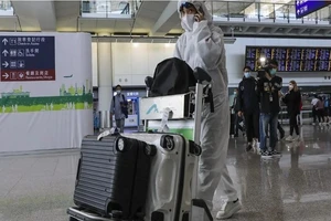 Một du khách mặc đồ bảo hộ chống lây nhiễm COVID-19 tại sân bay quốc tế Hong Kong. Ảnh: SOUTH CHINA MORNING POST