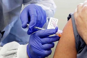 Mỹ đã tiến hành tiêm thử nghiệm mũi vaccine ngừa COVID-19 đầu tiên ở người. Ảnh: AP