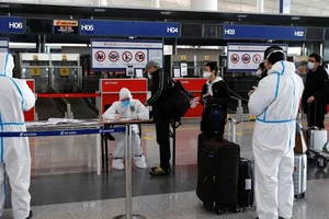 Các biện pháp kiểm dịch tại sân bay được tăng cường để giảm nguy cơ dịch bệnh từ nước ngoài thâm nhập ngược vào Trung Quốc. Ảnh: REUTERS