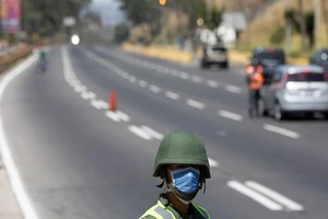 Một người lính Venezuela chốt chặn tại một cao tốc ở thủ đô Caracas, Venezuela ngày 16-3. Ảnh: AP