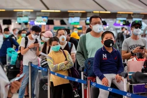 Hành khách chờ làm thủ tục nhập cảnh tại sân bay quốc tế Toronto Pearson, Canada ngày 15-3. Ảnh: AFP