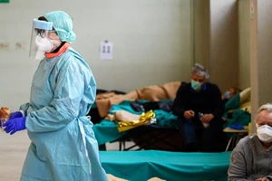 Các bệnh nhân nhiễm COVID-19 điều trị tại một bệnh viện ở thủ đô Rome (Ý) ngày 10-3. Ảnh: AFP