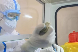 Một chuyên gia y tế làm việc tại ĐH Bắc Kinh (Trung Quốc) ngày 21-2. Ảnh: AFP