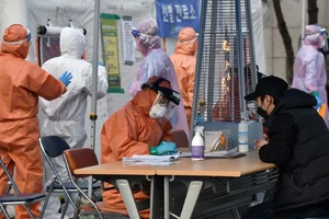 Nhân viên y tế làm việc trong một khu cách ly ở thủ đô Seoul, Hàn Quốc (Ảnh chụp ngày 4-3). Ảnh: REUTERS