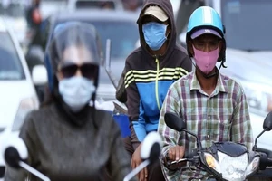 Người dân Campuchia phải đeo khẩu trang khi ra đường trong khi nước này ghi nhận 37 ca nhiễm COVID-19. Ảnh: THE PHNOM PENH POST