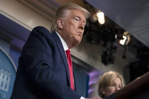 Tổng thống Mỹ Donald Trump nói rằng có thể áp dụng đạo luật thời chiến trong công tác chống đại dịch COVID-19. Ảnh: AP