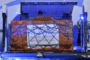 Một kiện hàng do tỉ phú Jack Ma ủng hộ cho các nước Đông Nam Á chống dịch COVID-19. Ảnh: DPA