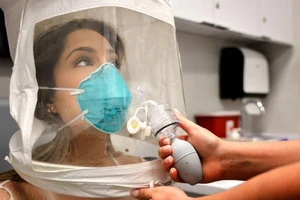 Một người nghi nhiễm COVID-19 đang cách ly tại phòng cấp cứu Bệnh viện Nhi đồng Nicklaus ở TP Miami, bang Florida (Mỹ) ngày 5-3. Ảnh: ABC