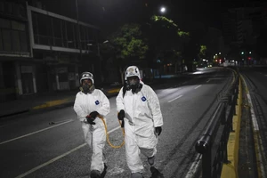 Nhân viên y tế khử trùng đường phố TP New York, Mỹ tối ngày 21-3. Ảnh: CNN