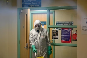 Nhân viên y tế vệ sinh một bệnh viện thuộc TP Brighton, Anh hôm 19-2. Ảnh: REUTERS