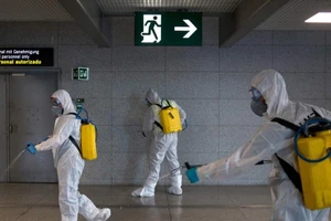 Nhân viên y tế khử trùng một ga tàu điện ngầm ở thủ đô Madrid, Tây Ban Nha ngày 20-3. Ảnh: AP