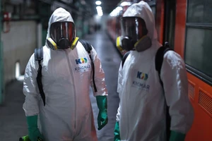 Nhân viên y tế tại một ga tàu điện ở TP Brighton, Anh ngày 23-3. Ảnh: AP