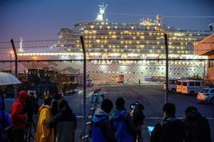 Tàu du lịch Diamond Princess tại bến cảng Daikoku ở TP Yokohama từ ngày 16-2. Ảnh: REUTERS